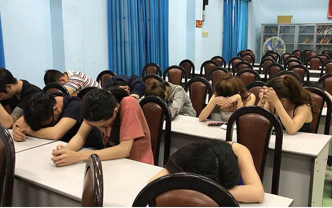 Đột kích quán bar lúc rạng sáng, phát hiện gần 100 dân chơi nghi sử dụng ma túy Ảnh 2