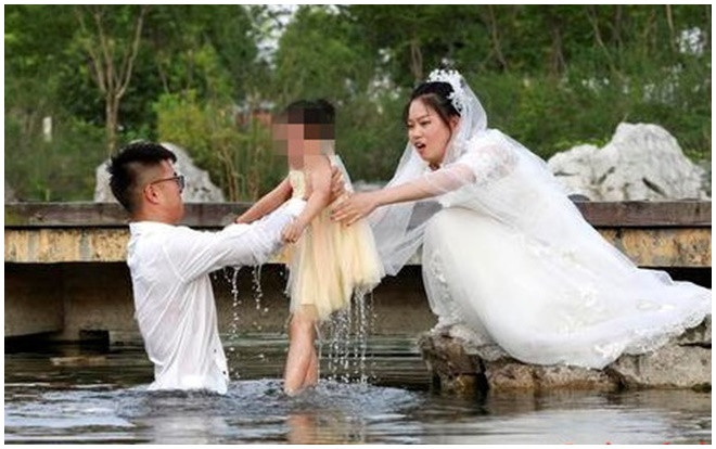 Đang chụp ảnh cưới, cặp đôi dừng lại để làm điều này khiến dân mạng hết lời khen ngợi Ảnh 2