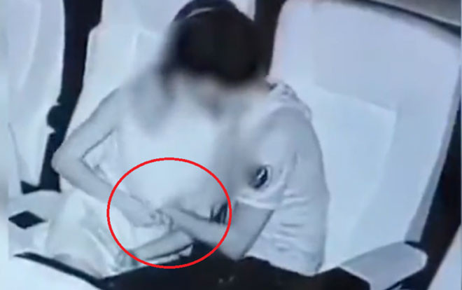 Hành động 'như chốn không người' của cặp đôi trong rạp chiếu phim gây phản cảm Ảnh 2