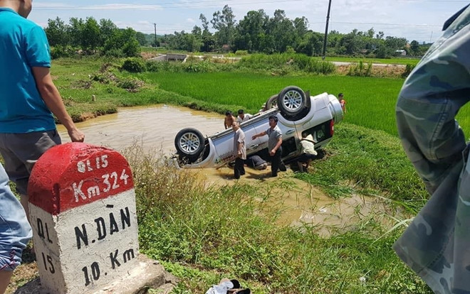 Tài xế tử vong sau khi xe 7 chỗ lao xuống hố nước ven đường Ảnh 2