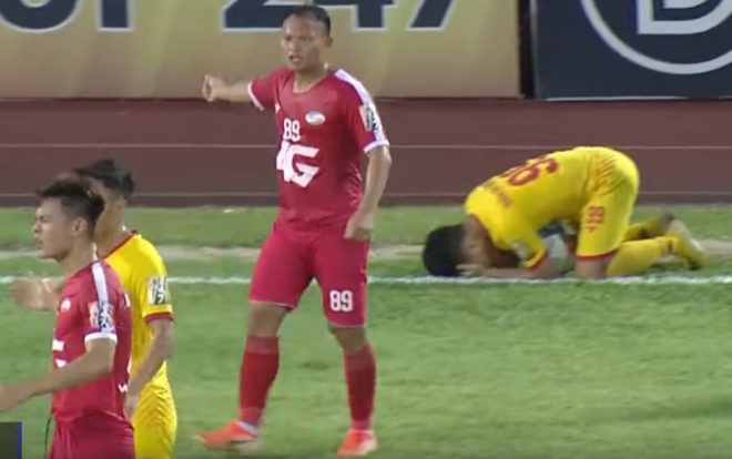 Clip: Trọng Hoàng suýt trúng vật lạ của CĐV Nam Định Ảnh 2
