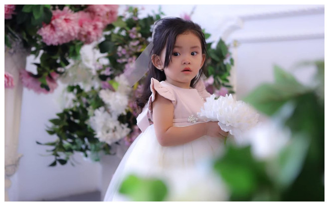 Con gái mới hơn 2 tuổi của Hải Băng xinh xắn như công chúa, lại có cả 'mắt biếc' Ảnh 2