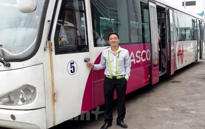 Nhân viên lái xe sân bay Nội Bài trả lại 300 triệu đồng cho hành khách bỏ quên Ảnh 2