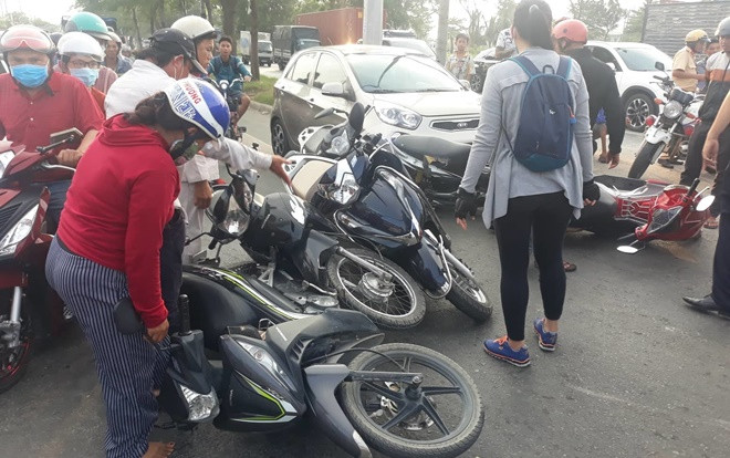 Ô tô 4 chỗ tông hàng loạt xe máy dừng đèn đỏ, tài xế giải thích 'thôi nôi con nên uống chút rượu' Ảnh 2