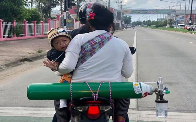 Không ai yêu thương con bằng cha mẹ: Cặp vợ chồng vượt 120 km 2 ngày 1 lần để đổi bình oxy giữ mạng con Ảnh 2