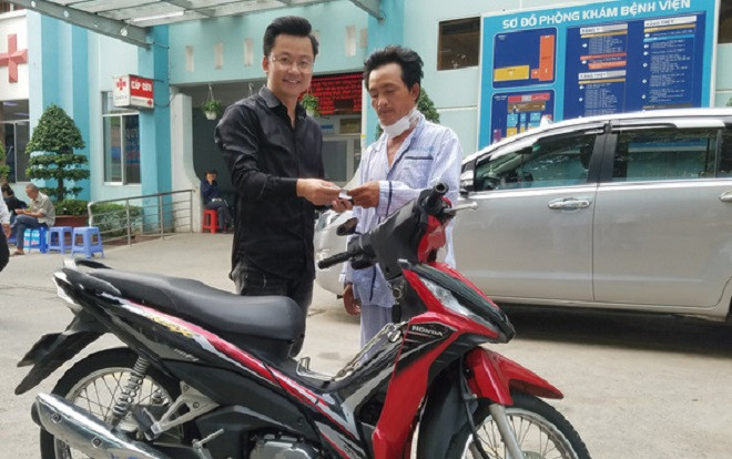 Tài xế Grab bị cứa cổ cướp tài sản ở Sài Gòn được tặng xe máy để mưu sinh Ảnh 2