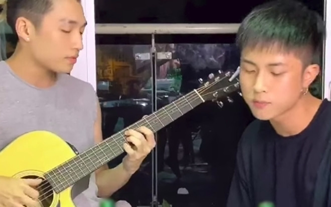 Clip: Nghe ngay bản cover 'Hãy trao cho anh' (Sơn Tùng) version cực 'chill' trên bàn nhậu từ Cody - K.O (Uni5) Ảnh 2