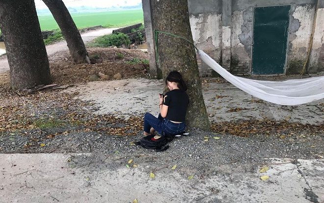 Bị đuổi khỏi nhà vì trượt tốt nghiệp, nữ sinh ngồi một mình ở ven đường giữa buổi trưa nắng nóng gần 40 độ gây tranh cãi Ảnh 2