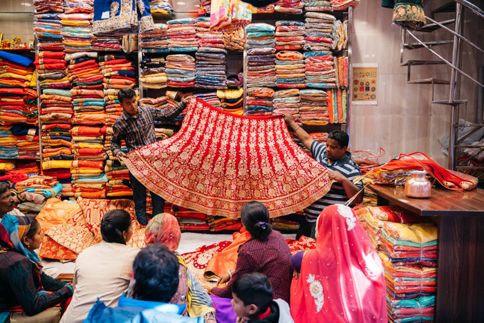 Phụ nữ Jaipur luôn ra phố khi khoác trên mình tà áo truyền thống được sản xuất trong vùng và những bộ trang sức lấp lánh được chế tác ở địa phương.