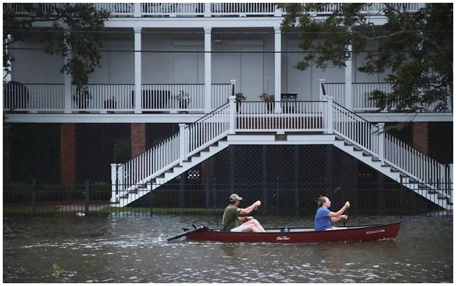 Bão Barry biến đường thành sông ở Mỹ, người dân mang cả thuyền ra chèo Ảnh 2