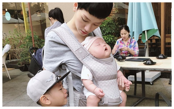 Trà My Idol vừa địu con nhỏ vừa dỗ con lớn, dàn sao Việt bình luận cực xôm Ảnh 2