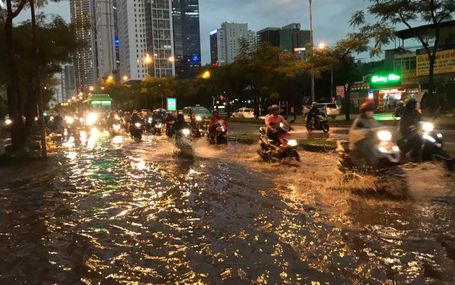 Mưa to gió lớn biến nhiều tuyến đường Hà Nội thành sông, người dân vật vã vì ách tắc Ảnh 2