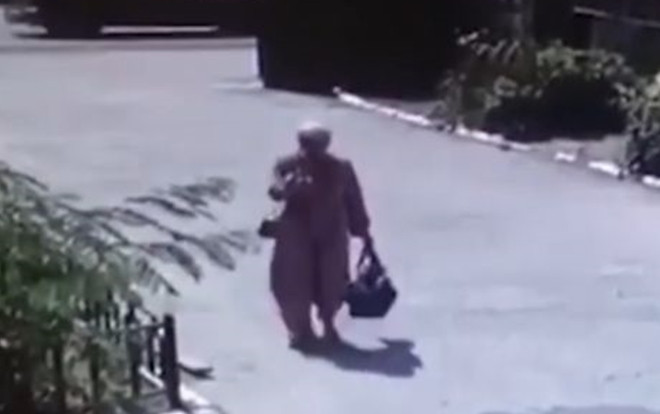 Vừa sinh xong đứa con thứ 3, người phụ nữ ẵm con người khác đi bán Ảnh 2