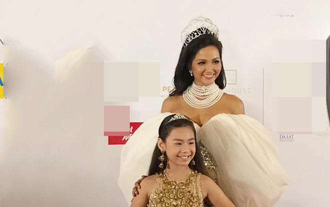 Đeo tóc giả đội vương miện, H'Hen Niê hóa nàng công chúa ngủ trong rừng Ảnh 2