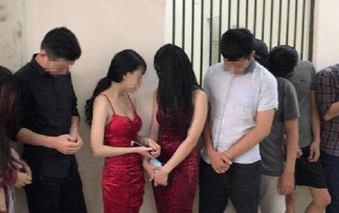 Đột kích quán bar lúc rạng sáng, phát hiện hàng chục dân chơi đang phê ma túy Ảnh 2