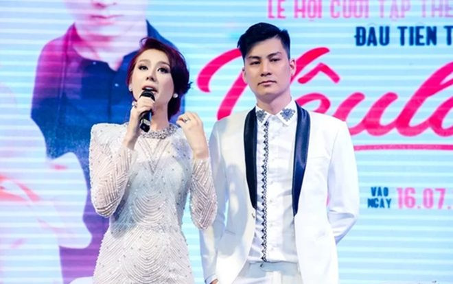 Ông xã Lâm Khánh Chi quỳ gối trao tặng nhẫn kim cương cho vợ và đòi lại nhẫn trị giá 200k Ảnh 2