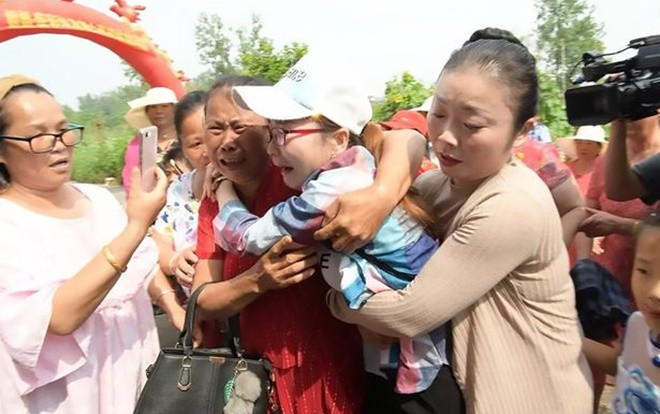 Bị bắt cóc và sống dưới thân phận khác suốt 30 năm, cô gái khóc cạn nước mắt đoàn tụ cha mẹ ruột Ảnh 2