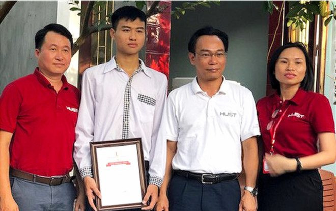 Thủ khoa khối A toàn quốc Vũ Đức Anh nhận học bổng của trường ĐH Bách Khoa Hà Nội Ảnh 2