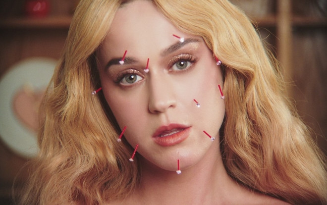 Bị chê hát live dở tệ, Katy Perry quay clip hát Never Really Over phản pháo… trong nhà vệ sinh Ảnh 2