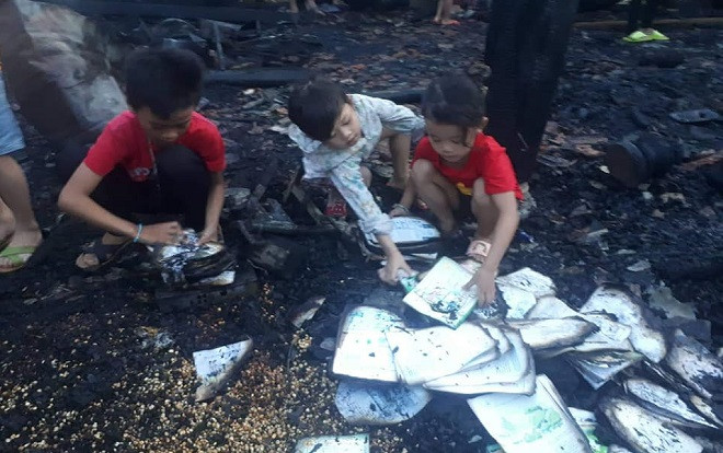 Nhà cháy rụi trong lúc cha mẹ đi chữa bệnh, 3 anh em thẫn thờ bới nhặt từng trang sách trong đống tro tàn Ảnh 2