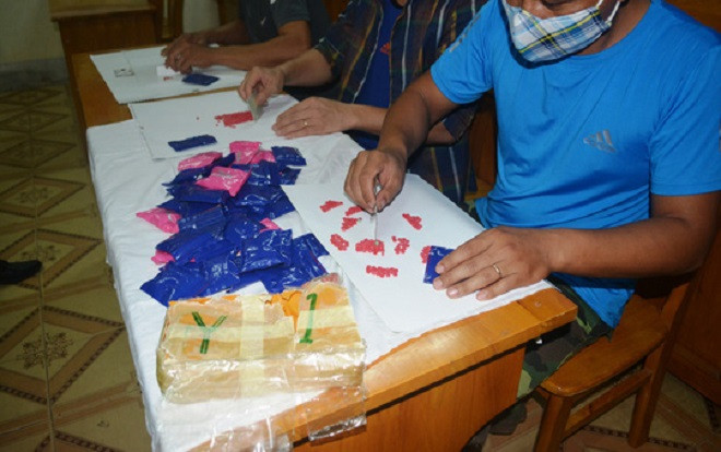 Phát hiện tổ tuần tra, 2 đối tượng vứt lại gần 9000 viên ma túy tổng hợp trốn vào rừng Ảnh 2