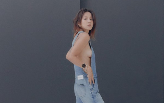 Nữ hoàng K-Pop Lee Hyori tái xuất 'buông lơi' vòng 1 trên tạp chí thời trang Ảnh 2