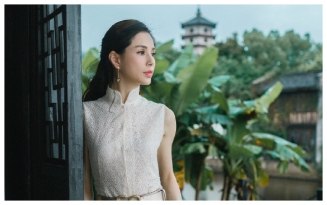 Bị chê già nua ở tuổi 46 Tiểu Long Nữ - Lý Nhược Đồng bỗng gây sốt khi xinh đẹp 'thoát tục' và làn da trong veo Ảnh 2