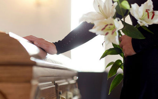 Đang cử hành tang lễ, người chết bỗng bật dậy xin nước uống Ảnh 2