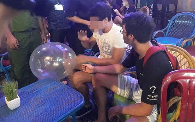 Nhiều thanh niên và người nước ngoài sử dụng bóng cười trên phố Tây Bùi Viện Ảnh 2