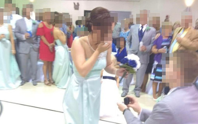 Phù rể cầu hôn phù dâu ngay trong lễ cưới bạn thân, cặp đôi bị chỉ trích 'lố bịch', 'kém sang' Ảnh 2