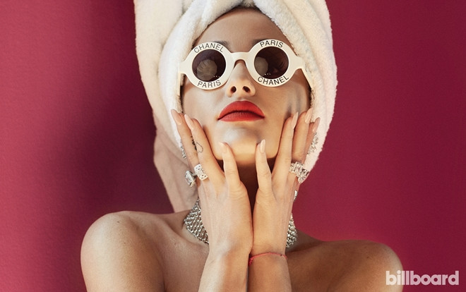 Ariana Grande vừa vượt mặt Selena Gomez trở thành người phụ nữ đầu tiên trên thế giới làm được điều này! Ảnh 2