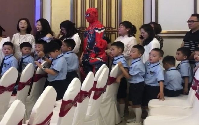 Hai bố con nổi bật nhất lớp học khi hóa thân thành nhân vật Spider Man Ảnh 2