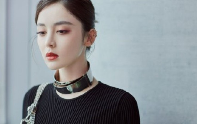 Nhan sắc của Cổ Lực Na Trát thật khiến người khác mê mẩn, không hề kém cạnh khi đụng hàng với model Ảnh 2