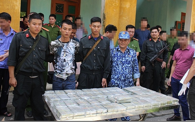 Bắt 4 đối tượng vận chuyển 100 bánh heroin bằng ô tô Ảnh 2