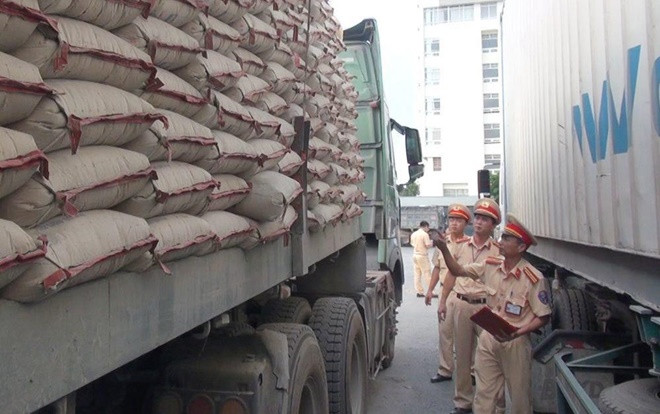 Bị yêu cầu dừng xe vì rơ-moóc chở quá tải trọng 200%, tài xế lao xe vào tổ CSGT rồi bỏ chạy Ảnh 2