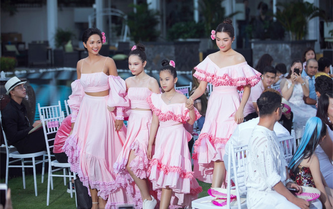 H'Hen Niê, Lệ Hằng 'đầu ấp tay gối' cùng làm vedette show thời trang Ảnh 2