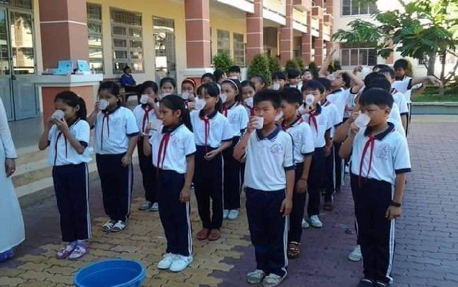 Hình ảnh học sinh ngậm nước súc miệng gợi nhớ đến tuổi thơ của bao thế hệ và loạt bình luận ‘cười ra nước mắt’ của cư dân mạng Ảnh 2