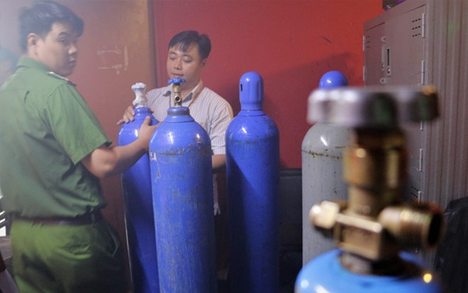 Thu giữ 14 bình bóng cười có trọng lượng từ 20-50kg ở phố Tây Bùi Viện Ảnh 2