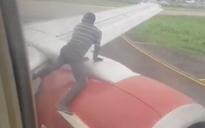 'Hú hồn' thanh niên trèo lên cánh máy bay khi đang chuẩn bị cất cánh Ảnh 2