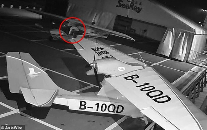 Kinh ngạc bé trai đánh cắp máy bay, tự điều khiển như dân chuyên nghiệp Ảnh 2