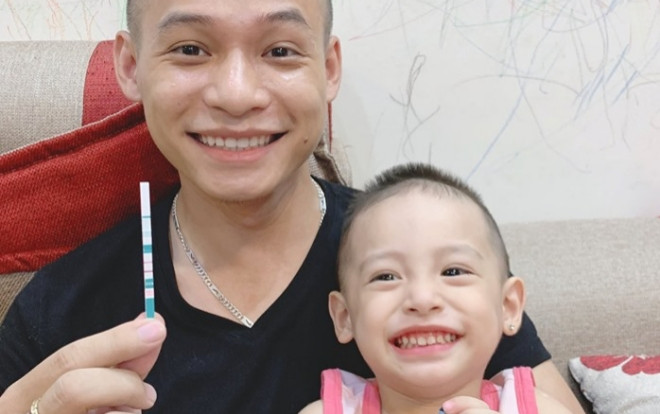 Hot streamer Độ Mixi khoe que thử thai 'hai vạch', dàn streamer nổi tiếng kéo vào chúc mừng Ảnh 2