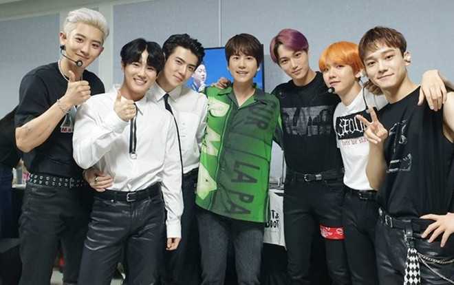 Kyuhyun - Eunhyuk tới dự concert ủng hộ EXO: Còn ai 'cưng' đàn em nhỏ hơn anh lớn Super Junior! Ảnh 2