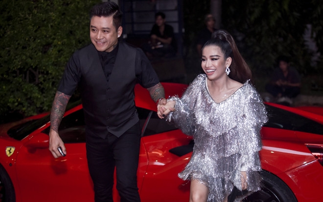 Thảm đỏ chung kết The Voice 2019: Tuấn Hưng giữ lời hứa lái siêu xe Ferrari rước trò cưng Lâm Bảo Ngọc Ảnh 2