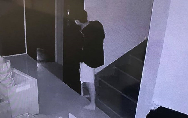 Camera ghi lại hình ảnh nam thanh niên bắc thang trèo qua lan can nhà bên trộm tài sản   Ảnh 2