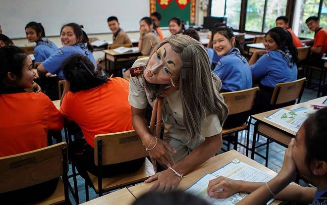 Thấy học trò không hứng thú với môn tiếng Anh, thầy giáo trang điểm đậm và đội tóc giả đến lớp dạy học Ảnh 2