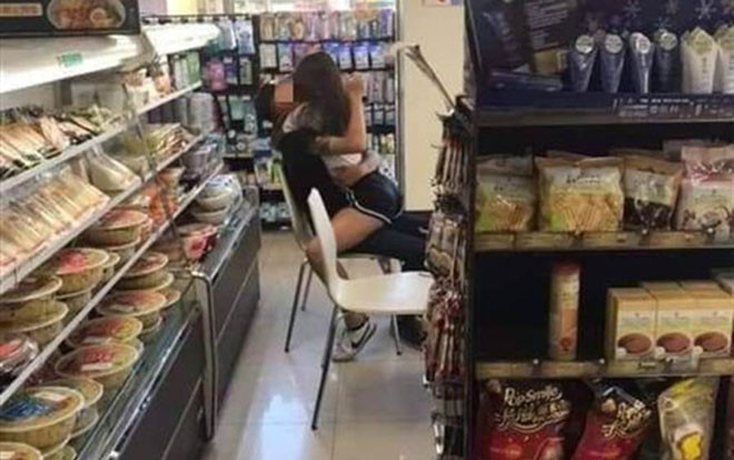 Cặp đôi vô tư ôm hôn, sờ soạng nhau như chốn không người trong cửa hàng Ảnh 2