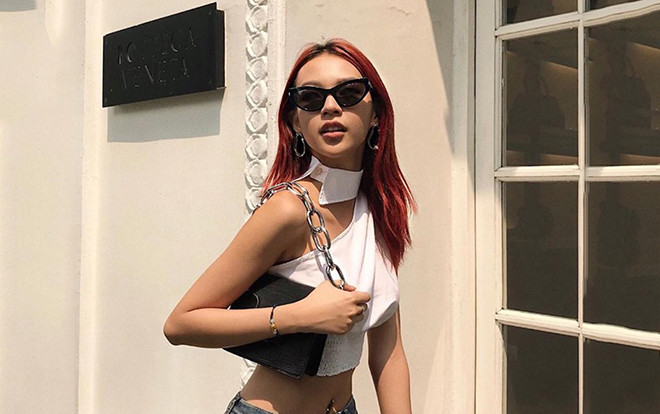 Chiếc áo croptop sloping úp mở cơ thể cực thú vị đang khiến Chi Pu, Phí Phương Anh, Tú Hảo mê đắm Ảnh 2
