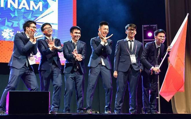 Dàn nam sinh 'múa quạt' ăn mừng ngay trên sân khấu trao giải đạt huy chương Toán Quốc tế khiến CĐM thích thú Ảnh 2