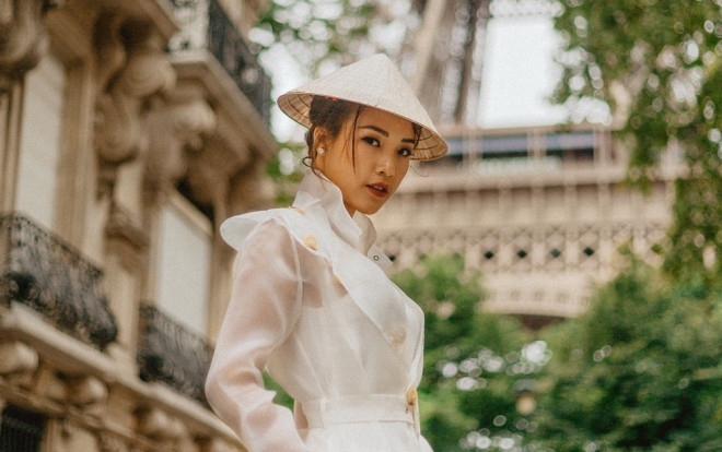Hoàng Oanh xinh đẹp rạng rỡ, mang nón lá Việt xuống phố giữa trời Tây Ảnh 2