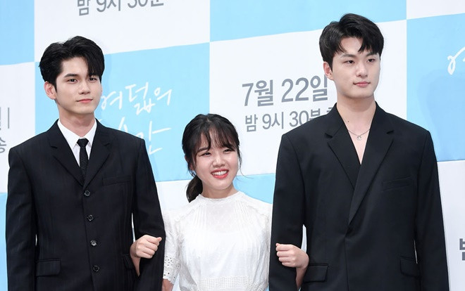 Họp báo 'Moments of 18': Kim Hyang Gi - Ong Seong Woo đẹp đôi, khoảng cách chiều cao gây sốt Ảnh 2